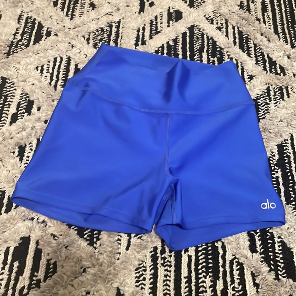 Ali Yoga High Waisted Airlift 3” short. Size M